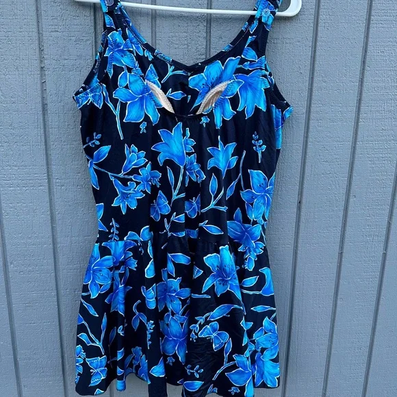 Ladies Swimsuit with Skirt - Picture 7 of 14